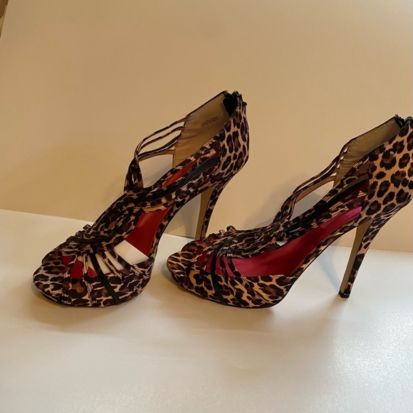 Seriously sexy Betsey Johnson animal print heels! - Picture 3 of 9